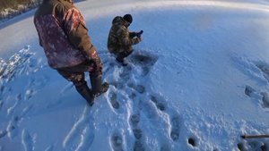 ПЕРВЫЙ ВЫХОД НА ЛЁД ТАЁЖНОЙ РЕКИ. И ТАКОЕ БЫВАЕТ ПРИЧЁМ ЧАСТО.