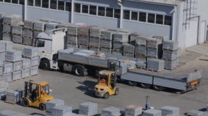 Процесс бережной погрузки тротуарной плитки от компании “Выбор”