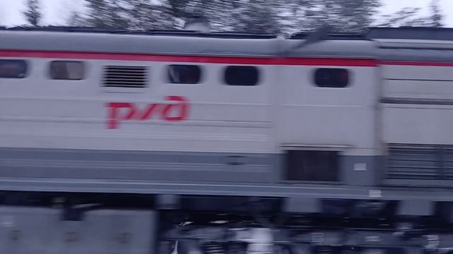 В обновлённой окраске 2ТЭ10МК-3500 с грузовым поездом и приветливой бригадой