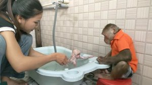 Smart monkey KuKu helps mom bathe baby monkey Su