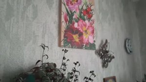 Новые фартуки и картины на стенах.