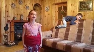 Медведь наступил лисе на хвост