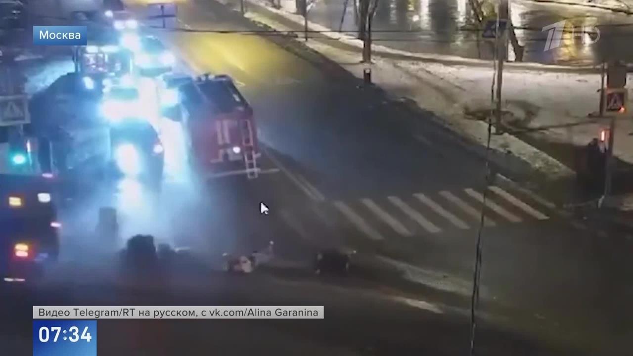 Момент столкновения пожарной машины с автобусом в Москве попал на видео