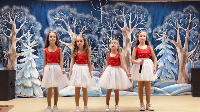 "Новый Год у Ворот". Песня про Новый Год. Детская новогодняя песня. "Вновь снежинок хоровод..."
