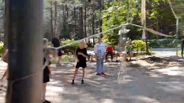 ВЕСЁЛОЕ ВИДЕО. КАК СОРЕВНУЮТСЯ ДЕВОЧКИ В ЛАГЕРЕ. ИГРАЮТ В ПИОНЕРБОЛ 1-2 ОТРЯДЫ НА 4 СМЕНЕ 2022 г.