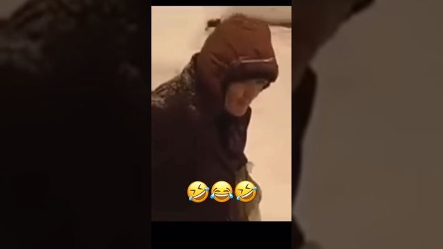 ЗИМА!Попробуй не засмеяться🤣#смехдослез #бабуличка #юмор #ржач