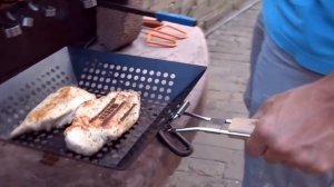 Макс жарит именной стейк на гриле Клеймо Печать из раскаленной пластины с буквами BBQ Branding IRON