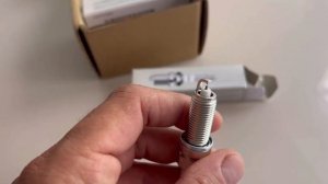 Spark plugs original and Fake Nissan Infiniti Denso FXE22HR11 OEM 22401 EW61C свечи зажигания копия