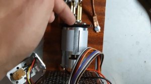 Крутящийся исковой разрядник для Трансформатора Теслы.