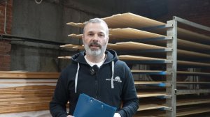 Покраска вагонки для внутренней отделки на производстве