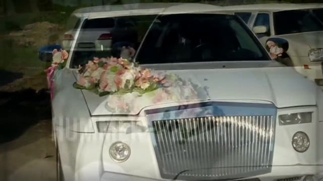 Пыльно-розовое свадебное украшение на лимузине РоллсРойс style