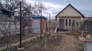 Забор готов. Любуемся работой мастеров. Куры поехали жить к Люде.