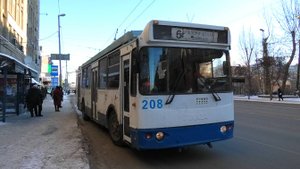 Троллейбус Екатеринбурга ЗиУ-682Г-016.03 борт. №208 маршрут №6 на остановке "Дом кино"
