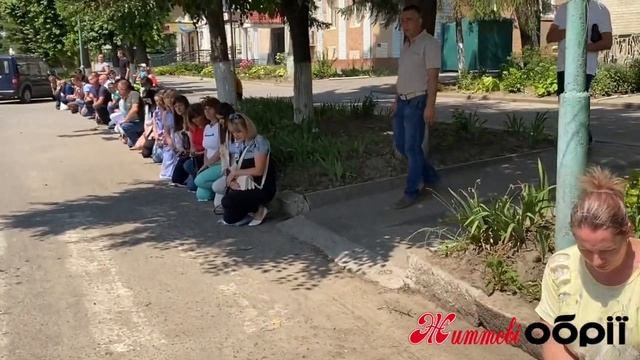 Хмільник. Люди навколішках зустріли загиблого Героя Олександра Вінніченка смотреть онлайн