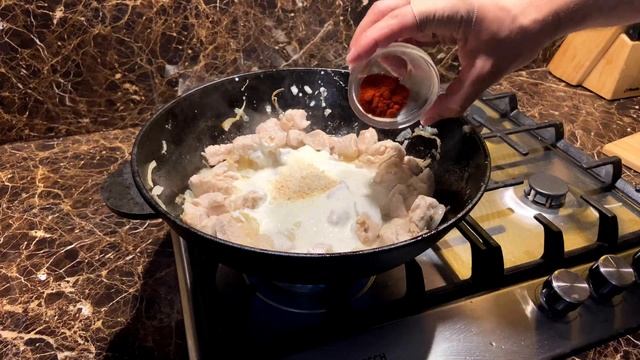 СОЧНАЯ ГРУДКА ИНДЕЙКИ В ВОКЕ, в сметанном соусе! Простой и вкусный рецепт!