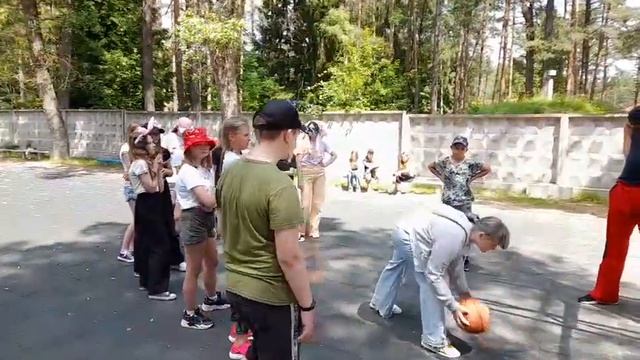 Весёлое видео! Оранжевый мяч или меткий бросок в кольцо в лагере "Искра" 2 смена 2022 г.  3 отряд