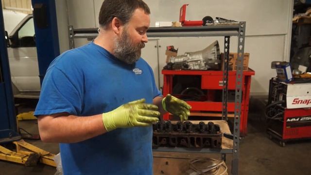 AMC 304 V8, surprises hiding under the disgusting. Build it or toss it? From Lucore Automotive смотреть онлайн