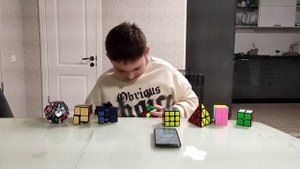 тренируюсь собирать кубики рубика