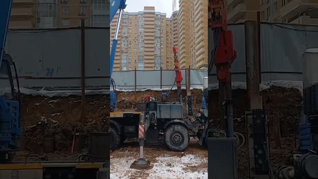 Погружение труб вибропогружателем PVE 2316. Аренда спецтехники тел. +7 (985) 185-77-7