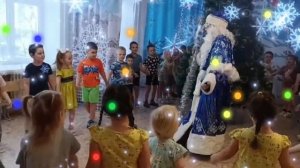 Дед Мороз ёлку из лесу принес!