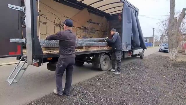 Купила дом в Александровке. Привезли забор...