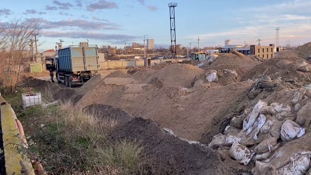 В Анапе отвозят мешки с мазутом в промзону, рядом с которой находятся жилые дома.