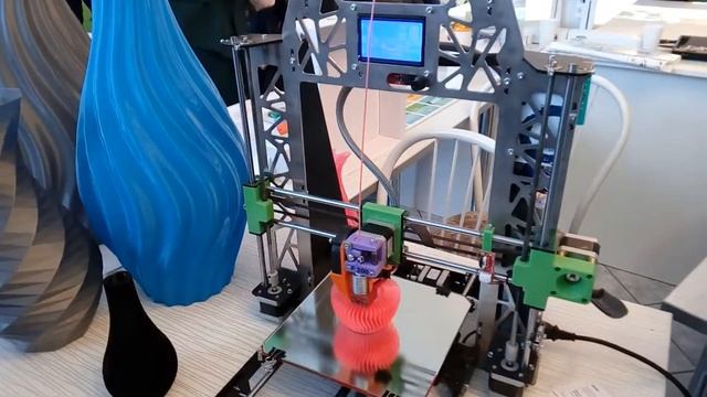Работа 3D-принтера.  Печать вазы.