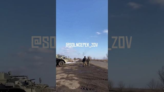 Четверка Су-25 ВКС России куда-то летит на просторах СВО.