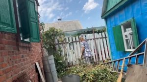 Купила дом кубанец. Клеим колесо тачки. Наша Яна трудится. Заготовки. Олег уехал.. Море. Океан.
