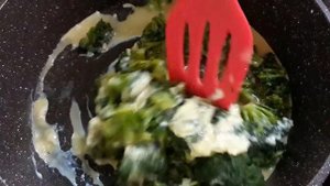 Полезная яичница с брокколи для всей семьи