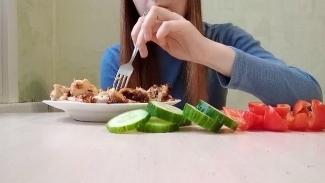 MUKBANG | Острая курица с соусом | огурца | помидоры MUKBANG