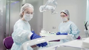 Профессиональная гигиена полости рта. Зубы белее на 1-2 тона всего за час!