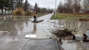 Негде пройти - сотрудники офисов на ГПЗ-10 жалуются на состояние тротуаров. 😲