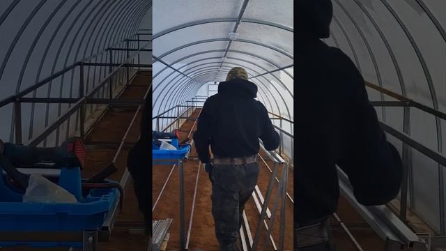 самодельные стеллажи в теплицу #тепличныйбизнес