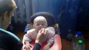 Малыш ест кашу