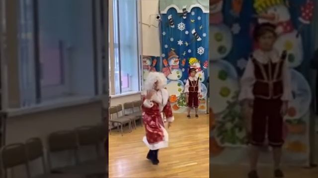 Зажигаю на новогоднем празднике #яипапа #лезгика #дедмороз