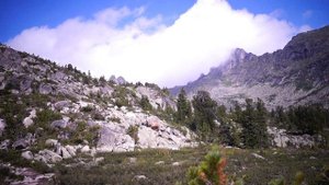 По курумнику к висячему камню