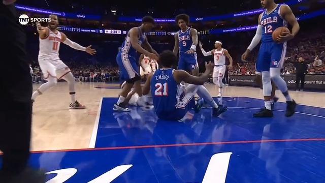 Joel Embiid dirty foul and was ready to fight all Knicks players 😳