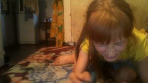 Вызов принят: снять носки и обувь без рук лёжа на животе) и накрасить ногти закрытыми глазами)