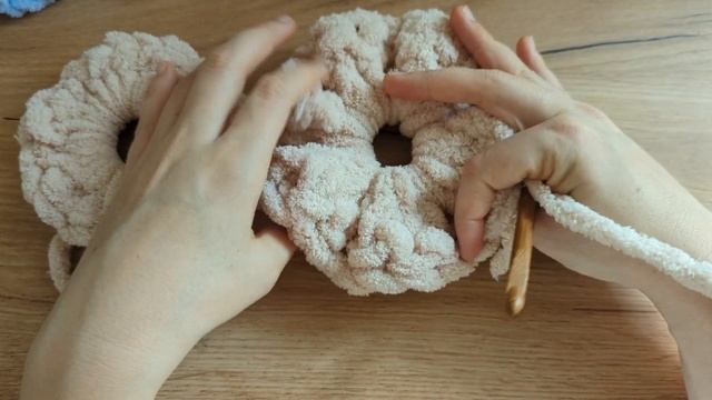 Резинка скранч крючком . ГИГАНТСКАЯ резинка для волос из толстой пряжи .