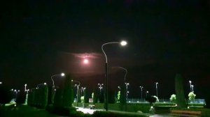 Красивая красная луна.