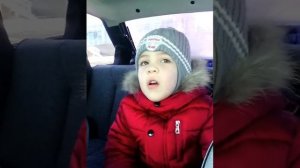 Мальчик поет в машине