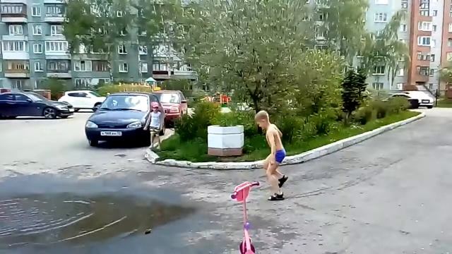 Пацан прыгает голый в воду смотреть онлайн