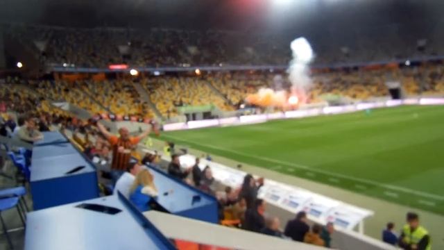 Шахтёр и фанаты празднуют гол смотреть онлайн