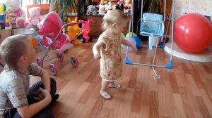 Смешные малыши.Вот это танец!!!Малышке 11 месяцев.Позитивчик.
