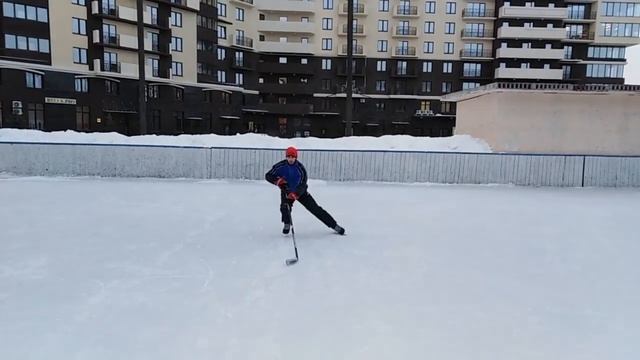 Упражнения на льду по формированию правильной посадки  и толчка хоккеиста.