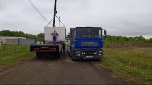 Перегружаем блоки с фуры на манипулятор для доставки до фундамента. СК ANTONOVDOM.