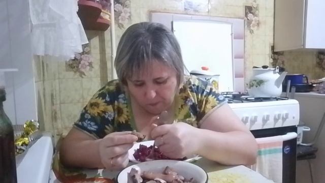 Мукбанг, селедочка с винегретом.
