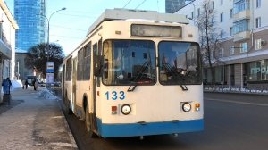 Троллейбус Екатеринбурга ЗиУ-682 КР Иваново №133 маршрут №35 на остановке "Центральная гостиница"