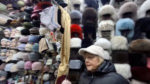 Гуляем со Светой,Замёрзли в парке,Зашли к Зохре и купили красивые Шапки Ужин в Грузинском Ресторане